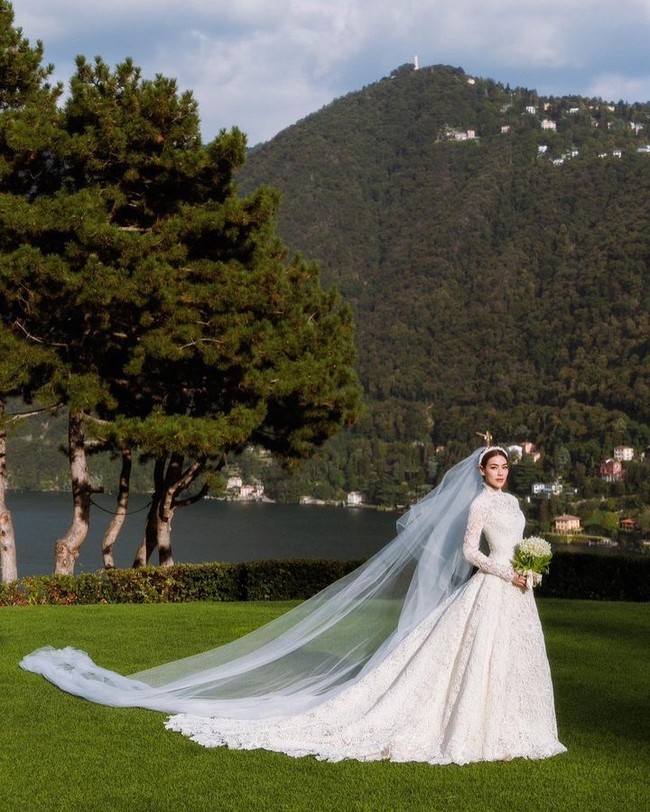 Penampilan Kimberley di hari bahagia dilengkapi veil panjang yang membuat penampilannya bak pengantin di negeri dongeng. Foto: Instagram @ kimmy_kimberley