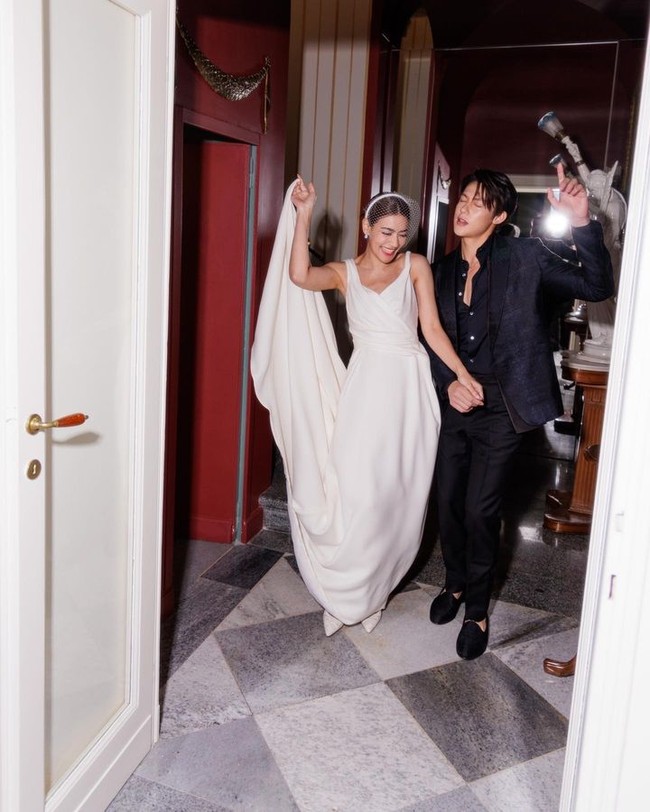 Mark Prin juga berganti busana dengan setelan jas serba hitam. Foto: Instagram @ kimmy_kimberley