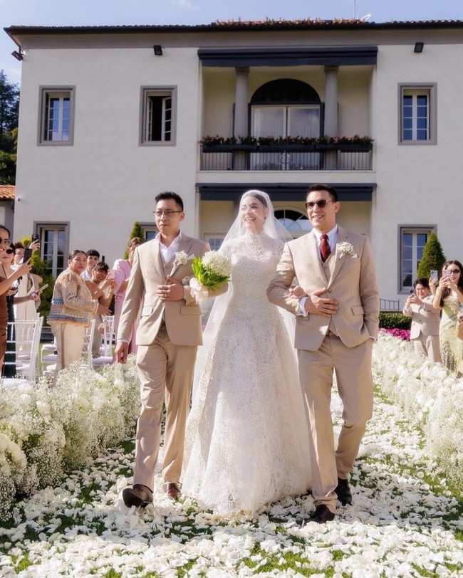 Akad nikah Kimberley Anne Woltemas dan Mark Prin yang berlatar Danau Como dihadiri keluarga dan teman terdekat. Selain keindahan dari pemandangan sekitar, dekorasi yang penuh bunga mawar putih juga membuat hari bahagia mereka semakin romantis. Foto: Instagram @ kimmy_kimberley