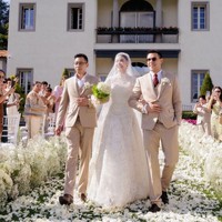 Akad nikah Kimberley Anne Woltemas dan Mark Prin yang berlatar Danau Como dihadiri keluarga dan teman terdekat. Selain keindahan dari pemandangan sekitar, dekorasi yang penuh bunga mawar putih juga membuat hari bahagia mereka semakin romantis. Foto: Instagram @ kimmy_kimberley