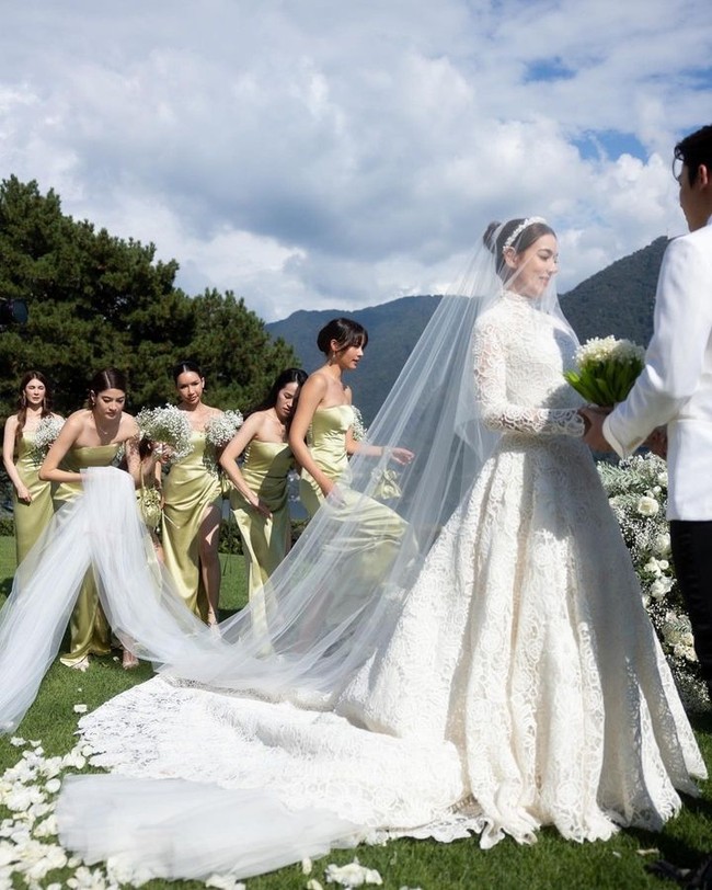 Sedangkan Mark Prin mengenakan tuksedo klasik berwarna putih dari desainer Tom Ford untuk akad nikah. Atasan serba putih dipadukan dengan bros bunga dan celana hitam. Foto: Instagram @ kimmy_kimberley