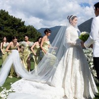 Sedangkan Mark Prin mengenakan tuksedo klasik berwarna putih dari desainer Tom Ford untuk akad nikah. Atasan serba putih dipadukan dengan bros bunga dan celana hitam. Foto: Instagram @ kimmy_kimberley