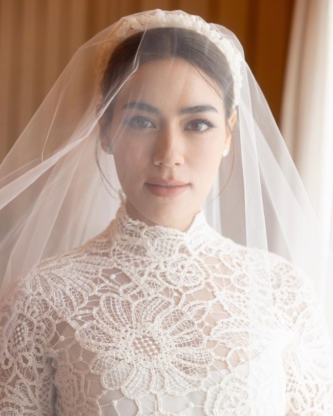 Pemain Royal Doctor tersebut mengenakan gaun pengantin haute couture dengan sentuhan tradisional dan kontemporer. Gaun berenda bunga dengan bodice yang membentuk badan dan potongan leher juga lengan tertutup membuatnya tampak elegan.  Foto: Instagram Dior