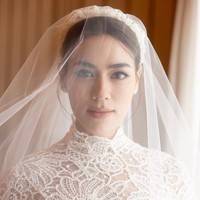 Pemain Royal Doctor tersebut mengenakan gaun pengantin haute couture dengan sentuhan tradisional dan kontemporer. Gaun berenda bunga dengan bodice yang membentuk badan dan potongan leher juga lengan tertutup membuatnya tampak elegan.  Foto: Instagram Dior