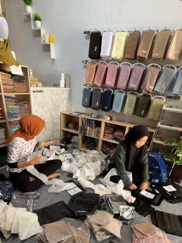 Kisah pendiri brand hijab, Berhijab.co pernah menjadi asisten rumah tangga. Kini wanita yang berusia 21 tahun ini sukses dari merintis bisnis brand hijab.