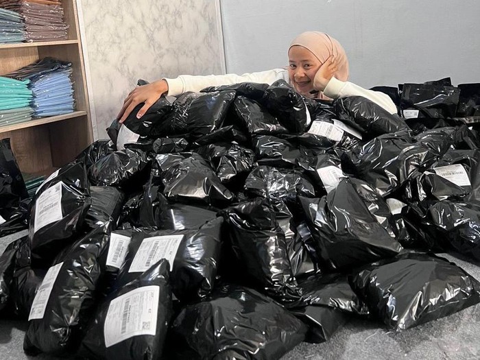 Kisah pendiri brand hijab, Berhijab.co pernah menjadi asisten rumah tangga. Kini wanita yang berusia 21 tahun ini sukses dari merintis bisnis brand hijab.