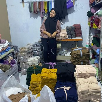 Kisah pendiri brand hijab, Berhijab.co pernah menjadi asisten rumah tangga. Kini wanita yang berusia 21 tahun ini sukses dari merintis bisnis brand hijab.