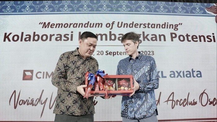 Kolaborasi Strategis CIMB Niaga dan XL Axiata CIMB Niaga bersinergi dengan XL Axiata. MoU ini untuk mensinergikan layanan perbankan dan telekomunikasi guna memberikan nilai tambah bagi nasabah.