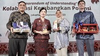 Presiden Direktur CIMB Niaga Lani Darmawan (kedua kiri) bersama Presiden Direktur & CEO XL Axiata Dian Siswarini (kedua kanan), Direktur Consumer Banking CIMB Niaga Noviady Wahyudi (kiri), dan Direktur & Chief Commercial Officer-Consumer XL Axiata David Arcelus Oses (kanan) pada acara “Penandatanganan MoU CIMB Niaga dan XL Axiata” di Jakarta, Rabu (20/9/2023).  