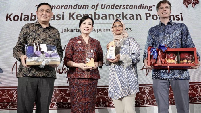 CIMB Niaga bersinergi dengan XL Axiata. MoU ini untuk mensinergikan layanan perbankan dan telekomunikasi guna memberikan nilai tambah bagi nasabah.