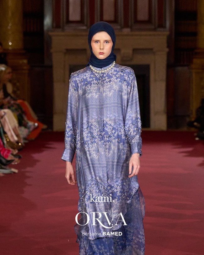 Fashion show koleksi Kami. di London Fashion Week 2023 yang menghadirkan busana memadukan motif bunga Rain Lily dan tenun Garut. Foto: Dok. Kami.