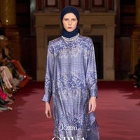 Fashion show koleksi Kami. di London Fashion Week 2023 yang menghadirkan busana memadukan motif bunga Rain Lily dan tenun Garut. Foto: Dok. Kami.