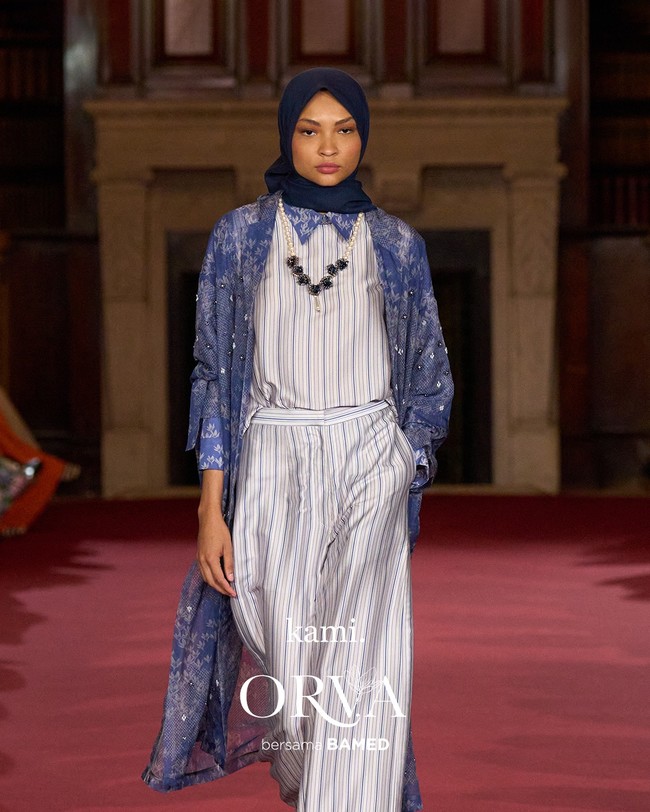 Fashion show koleksi Kami. di London Fashion Week 2023 yang menghadirkan busana memadukan motif bunga Rain Lily dan tenun Garut. Foto: Dok. Kami.