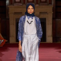 Fashion show koleksi Kami. di London Fashion Week 2023 yang menghadirkan busana memadukan motif bunga Rain Lily dan tenun Garut. Foto: Dok. Kami.