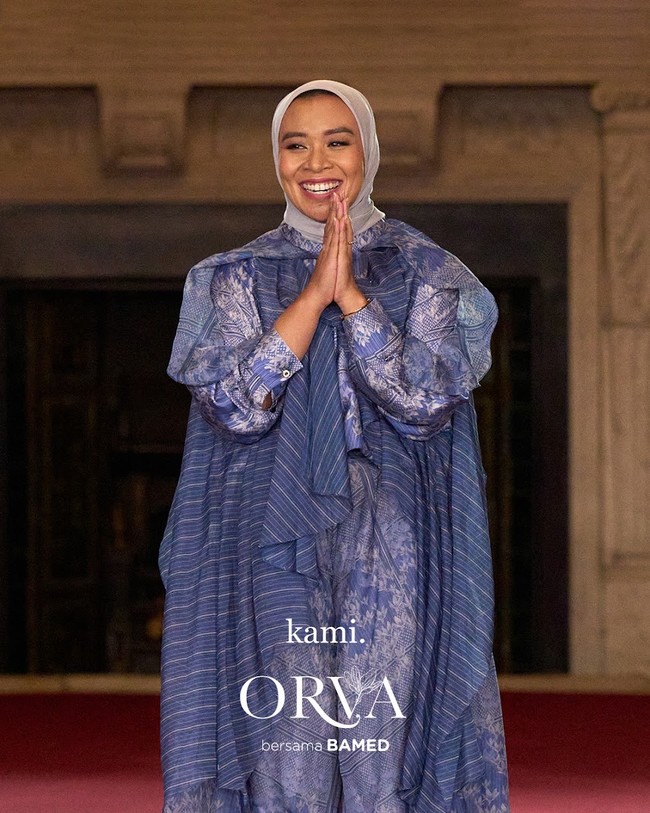 Fashion show koleksi Kami. di London Fashion Week 2023 yang menghadirkan busana memadukan motif bunga Rain Lily dan tenun Garut. Foto: Dok. Kami.