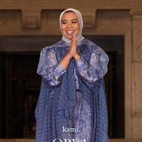 Fashion show koleksi Kami. di London Fashion Week 2023 yang menghadirkan busana memadukan motif bunga Rain Lily dan tenun Garut. Foto: Dok. Kami.