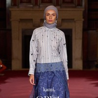 Fashion show koleksi Kami. di London Fashion Week 2023 yang menghadirkan busana memadukan motif bunga Rain Lily dan tenun Garut. Foto: Dok. Kami.