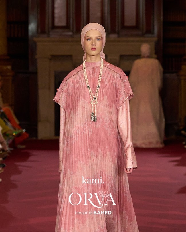 Fashion show koleksi Kami. di London Fashion Week 2023 yang menghadirkan busana memadukan motif bunga Rain Lily dan tenun Garut. Foto: Dok. Kami.