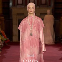 Fashion show koleksi Kami. di London Fashion Week 2023 yang menghadirkan busana memadukan motif bunga Rain Lily dan tenun Garut. Foto: Dok. Kami.