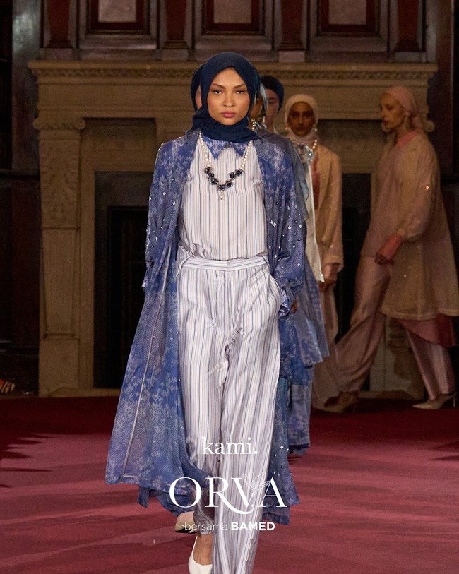 Fashion show koleksi Kami. di London Fashion Week 2023 yang menghadirkan busana memadukan motif bunga Rain Lily dan tenun Garut. Foto: Dok. Kami.