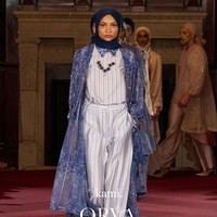 Fashion show koleksi Kami. di London Fashion Week 2023 yang menghadirkan busana memadukan motif bunga Rain Lily dan tenun Garut. Foto: Dok. Kami.