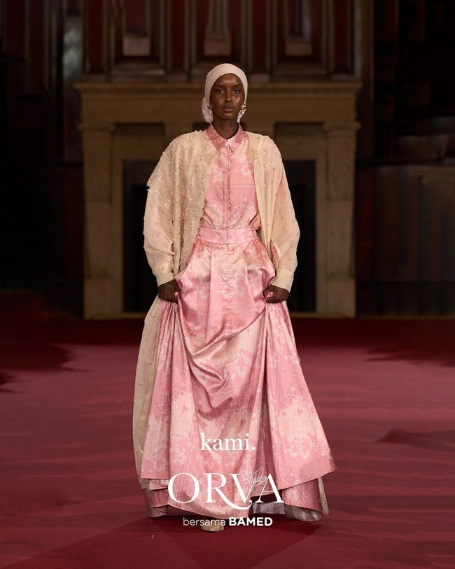 Fashion show koleksi Kami. di London Fashion Week 2023 yang menghadirkan busana memadukan motif bunga Rain Lily dan tenun Garut. Foto: Dok. Kami.