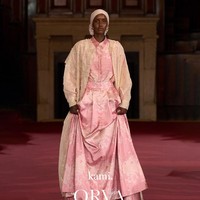 Fashion show koleksi Kami. di London Fashion Week 2023 yang menghadirkan busana memadukan motif bunga Rain Lily dan tenun Garut. Foto: Dok. Kami.