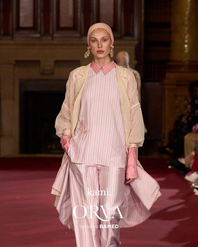 Fashion show koleksi Kami. di London Fashion Week 2023 yang menghadirkan busana memadukan motif bunga Rain Lily dan tenun Garut. Foto: Dok. Kami.