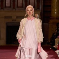 Fashion show koleksi Kami. di London Fashion Week 2023 yang menghadirkan busana memadukan motif bunga Rain Lily dan tenun Garut. Foto: Dok. Kami.