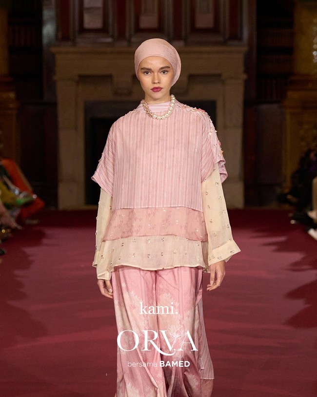 Fashion show koleksi Kami. di London Fashion Week 2023 yang menghadirkan busana memadukan motif bunga Rain Lily dan tenun Garut. Foto: Dok. Kami.