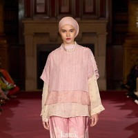 Fashion show koleksi Kami. di London Fashion Week 2023 yang menghadirkan busana memadukan motif bunga Rain Lily dan tenun Garut. Foto: Dok. Kami.