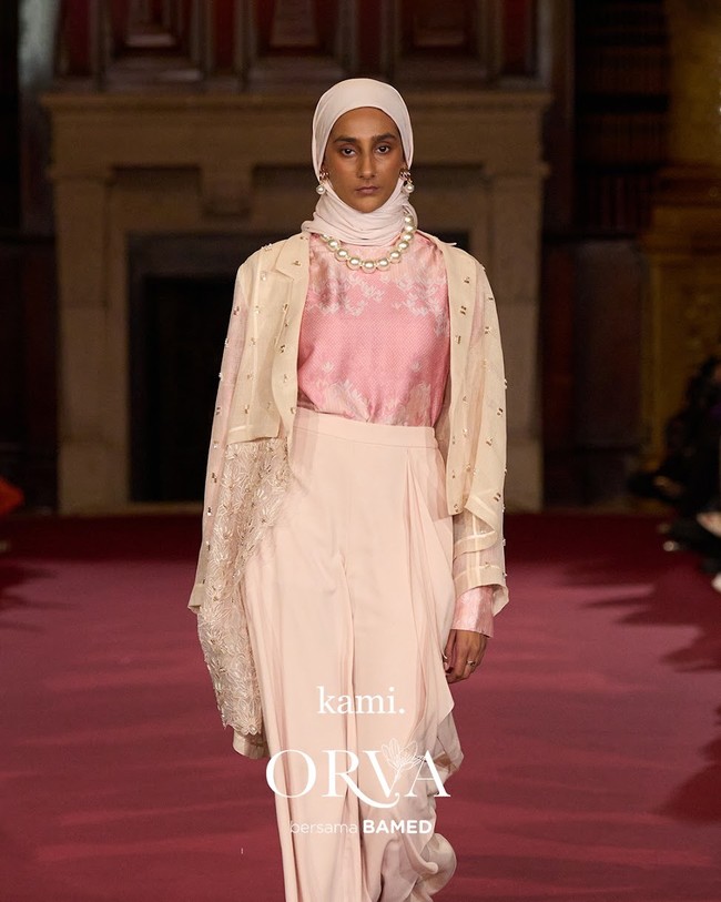 Fashion show koleksi Kami. di London Fashion Week 2023 yang menghadirkan busana memadukan motif bunga Rain Lily dan tenun Garut. Foto: Dok. Kami.