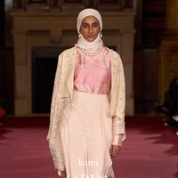 Fashion show koleksi Kami. di London Fashion Week 2023 yang menghadirkan busana memadukan motif bunga Rain Lily dan tenun Garut. Foto: Dok. Kami.