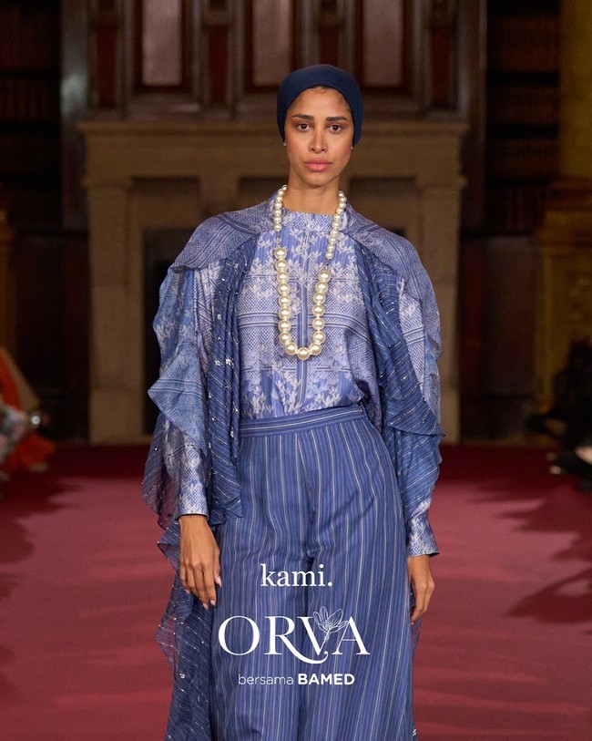 Fashion show koleksi Kami. di London Fashion Week 2023 yang menghadirkan busana memadukan motif bunga Rain Lily dan tenun Garut. Foto: Dok. Kami.