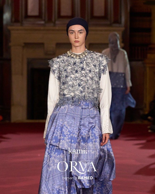 Fashion show koleksi Kami. di London Fashion Week 2023 yang menghadirkan busana memadukan motif bunga Rain Lily dan tenun Garut. Foto: Dok. Kami.