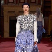 Fashion show koleksi Kami. di London Fashion Week 2023 yang menghadirkan busana memadukan motif bunga Rain Lily dan tenun Garut. Foto: Dok. Kami.