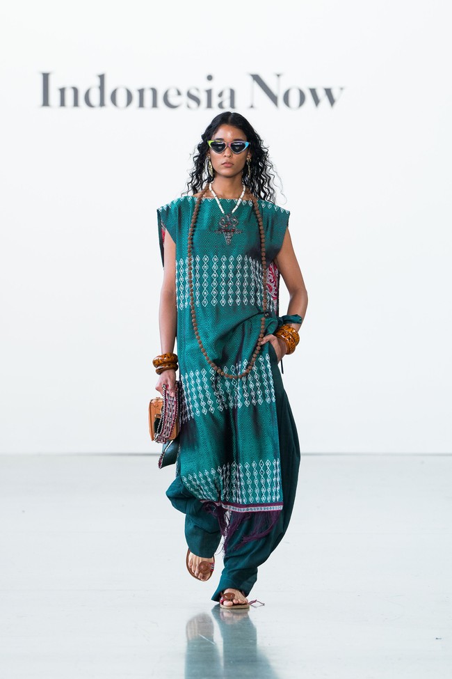 Desainer Merdi Sihombing merilis koleksi Ulos di New York Fashion Week, Amerika Serikat, Rabu [13/9/2023]. Foto: Dok. Tim Merdi Sihombing.