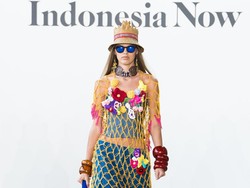 10 Koleksi Merdi Sihombing di New York Fashion Week, Saat Kain Ulos Mendunia