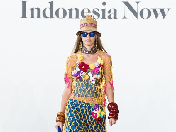 10 Koleksi Merdi Sihombing di New York Fashion Week, Saat Kain Ulos Mendunia