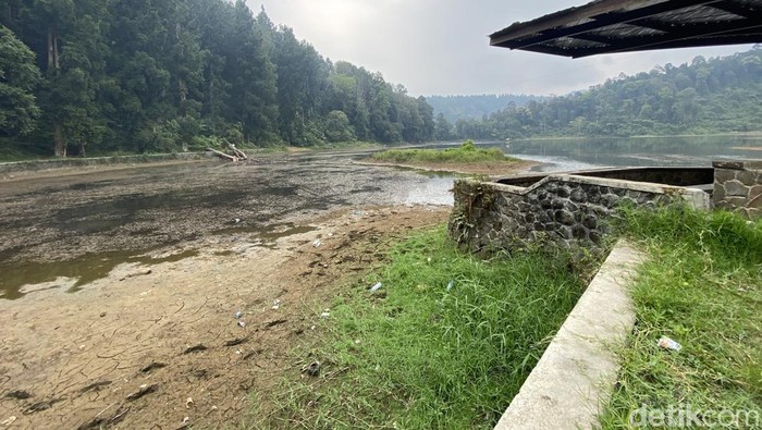 Kondisi Danau Situ Gunung yang menyusut akibat kemarau