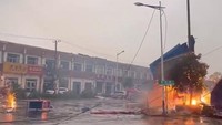 Tornado yang terjadi pada hari Selasa berlangsung singkat namun dahsyat.  