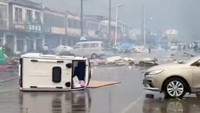 Pemandangan yang menunjukkan dampak bencana angin puting beliung di Suqian, Provinsi Jiangsu, China, Selasa (19/9/2023).