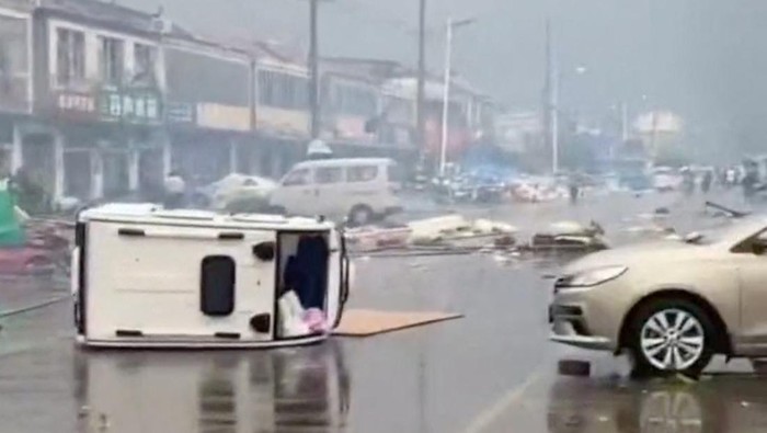 Kota Suqian China Hancur Dihantam Tornado, 1 Orang Tewas A views shows the aftermath of a tornado in Suqian, Jiangsu Province, China, released on September 19, 2023, in this screen grab obtained from social media video. Video obtained by Reuters/via REUTERS THIS IMAGE HAS BEEN SUPPLIED BY A THIRD PARTY. NO RESALES. NO ARCHIVES.