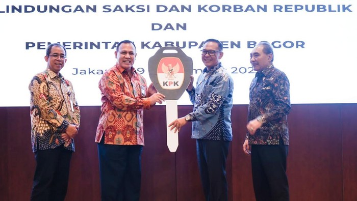 KPK menyerahkan barang rampasan kasus korupsi ke Pemkab Bogor