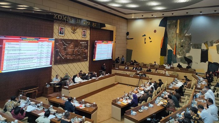 KPU rapat bersama Komisi II DPR