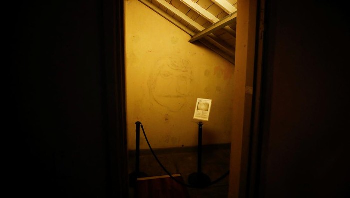 Lokasi Penyiksaan 30 Ribu Orang di Argentina Kini Jadi Warisan Dunia A drawing is pictured inside a prison cell at the Museum and Site of Memory of the former Navy Mechanics School and detention center known as ESMA, which was used as an illegal detention and torture center during Argentina's last dictatorship (1976-1983), the day the museum was declared an UNESCO World Heritage, in Buenos Aires, Argentina September 19, 2023. (REUTERS/Agustin Marcarian)