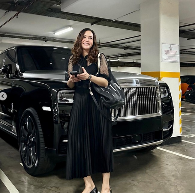Bergaya serba hitam dan berpose dengan mobil Roll Royce Phantom, Maia Estianty menenteng tas dari Valentino. Dalam pernyataan sang suami, dia menjelaskan kedatangannya untuk pemeriksaaan terkait kegiatan impor perusahaannya. Karena kan kami perusahaan yang mengimpor, jadi mungkin ada hubungannya, kata Irwan di KPK, Jakarta Selatan, Rabu (20/9/2023), seperti dikutip dari detik News. Foto: dok. Instagram/@maiaestiantyreal