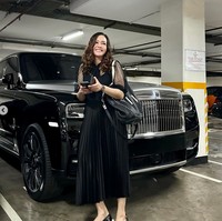 Bergaya serba hitam dan berpose dengan mobil Roll Royce Phantom, Maia Estianty menenteng tas dari Valentino. Dalam pernyataan sang suami, dia menjelaskan kedatangannya untuk pemeriksaaan terkait kegiatan impor perusahaannya. Karena kan kami perusahaan yang mengimpor, jadi mungkin ada hubungannya, kata Irwan di KPK, Jakarta Selatan, Rabu (20/9/2023), seperti dikutip dari detik News. Foto: dok. Instagram/@maiaestiantyreal