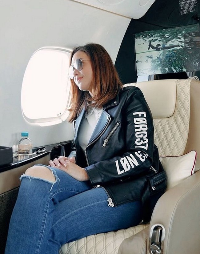 Naik jet pribadi dan tampil dengan jaket dari Red Valentino seharga Rp 38 juta, kehidupan Maia kini lebih hedon setelah menikah dengan Irwan Mussry pada Oktober 2018. From Bandung to Bali… Kalo dulu terbang2 untuk perform, kalo sekarang terbang2 ikut suami kerja … hahahah,” begitu keterangan fotonya.  Foto: dok. Instagram/@maiaestiantyreal