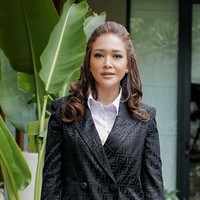 Punya suami pengusaha fashion dalam naungan Time International, Maia belakangan lebih sering tampil dengan fashion di payung perusahaan Irwan. Seperti Blazer Fendi yang ia kenakan. Merek fashion Lux dari Italia itu dibawa ke Indonesia oleh perusahaan Time International. Foto: dok. Instagram/@maiaestiantyreal